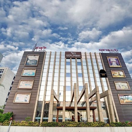 Townhouse Oak Hotel Vaibhav Surat Exterior photo