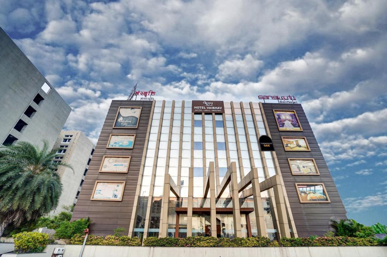 Townhouse Oak Hotel Vaibhav Surat Exterior photo