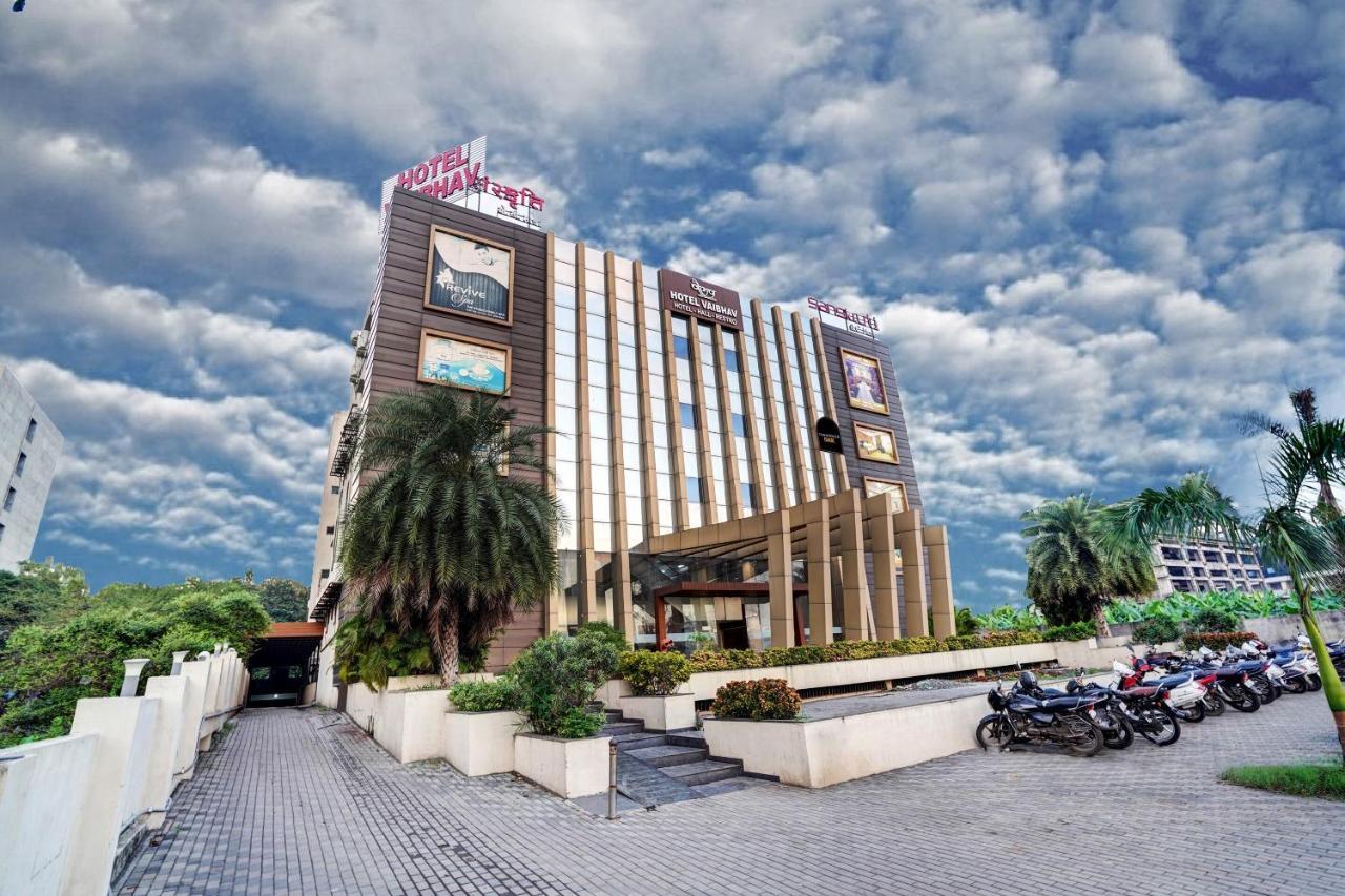 Townhouse Oak Hotel Vaibhav Surat Exterior photo