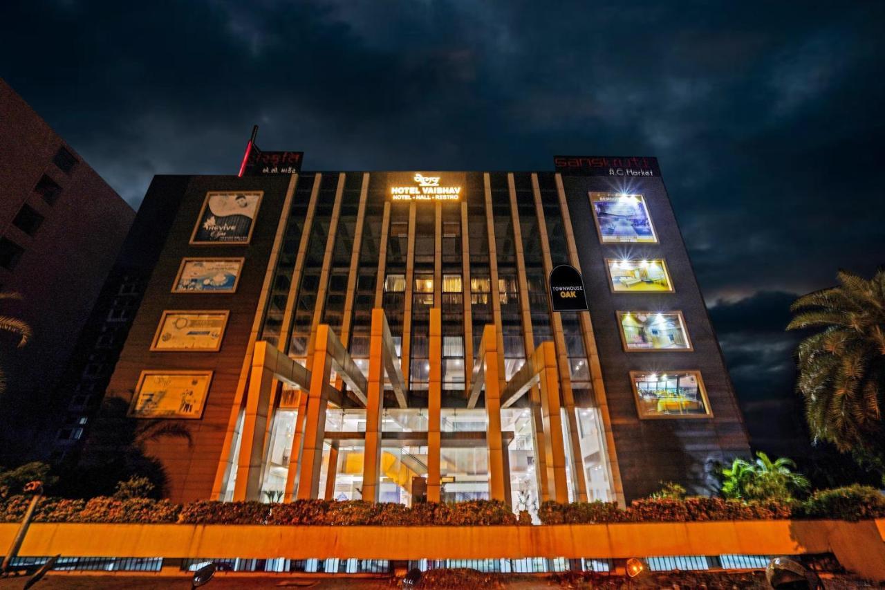 Townhouse Oak Hotel Vaibhav Surat Exterior photo
