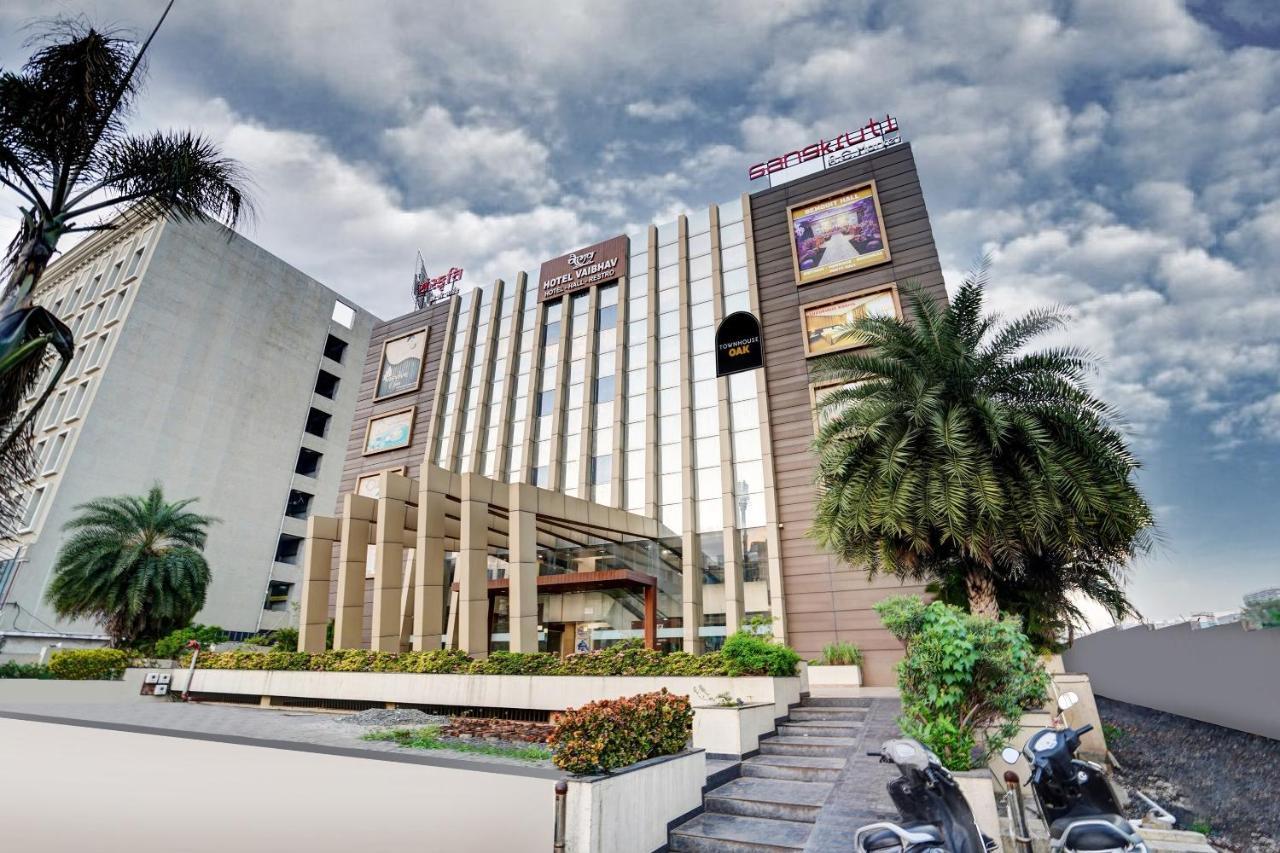 Townhouse Oak Hotel Vaibhav Surat Exterior photo