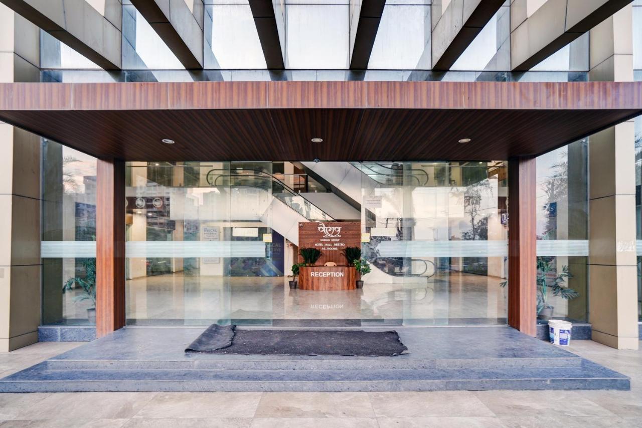Townhouse Oak Hotel Vaibhav Surat Exterior photo
