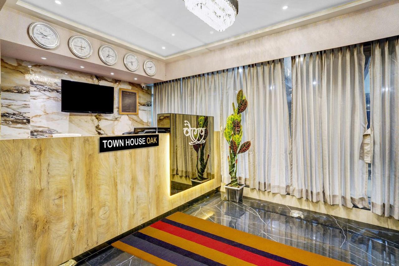 Townhouse Oak Hotel Vaibhav Surat Exterior photo