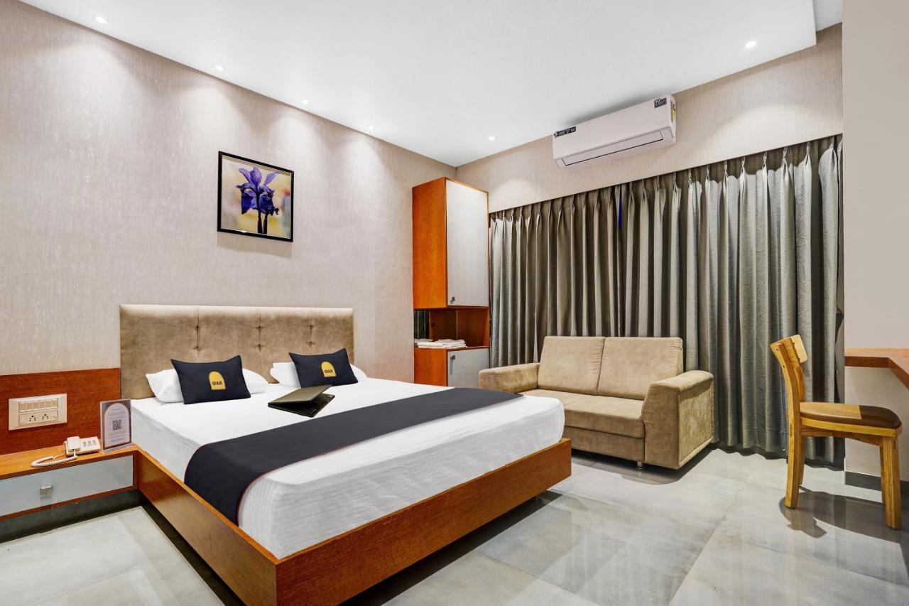 Townhouse Oak Hotel Vaibhav Surat Exterior photo