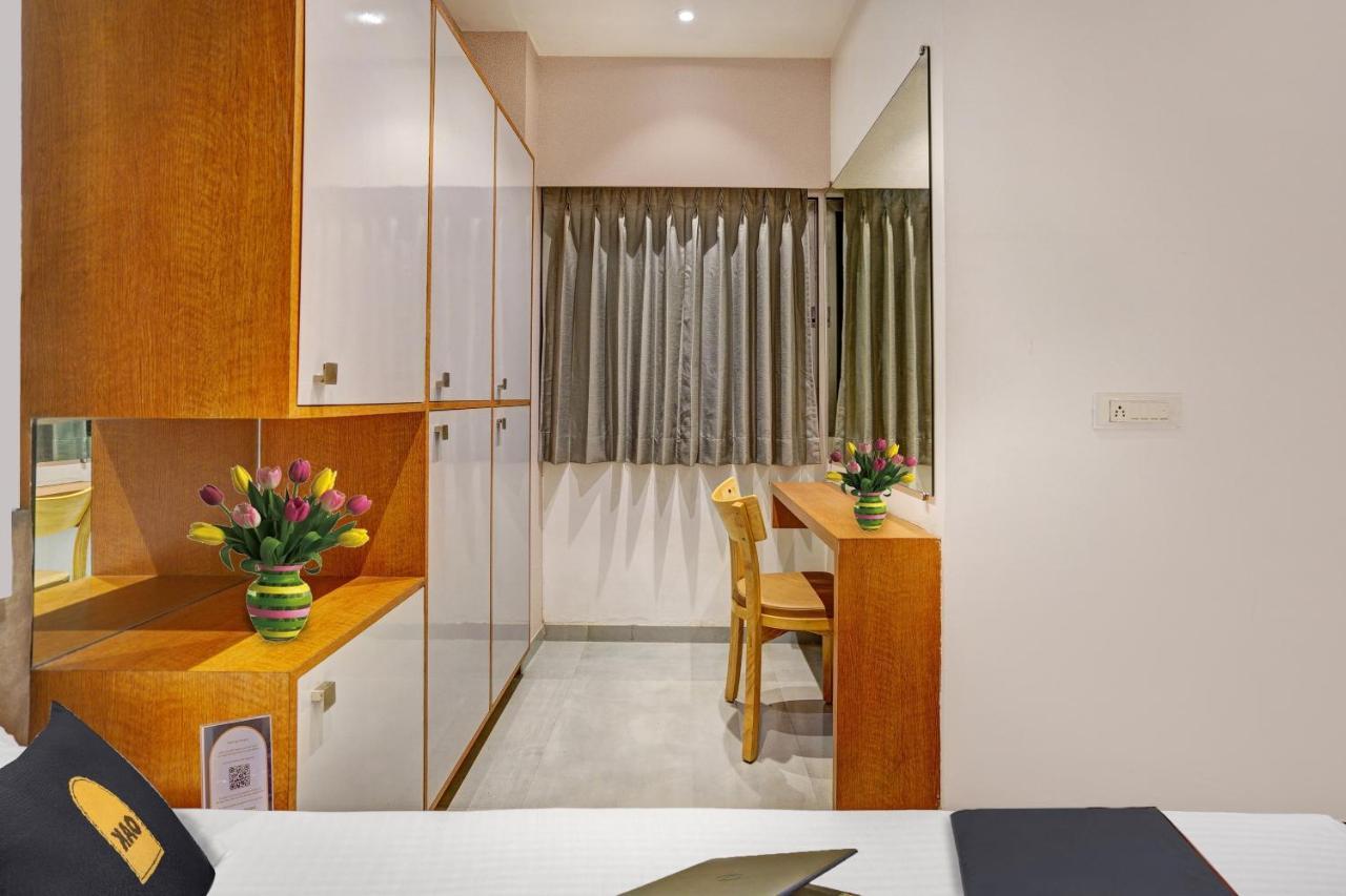 Townhouse Oak Hotel Vaibhav Surat Exterior photo