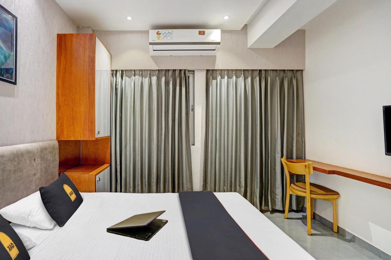 Townhouse Oak Hotel Vaibhav Surat Exterior photo