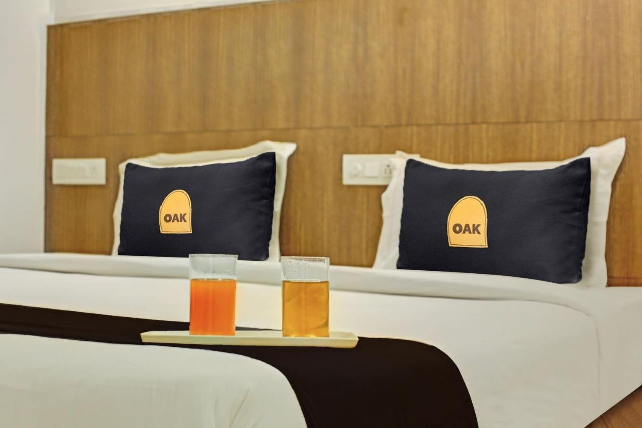 Townhouse Oak Hotel Vaibhav Surat Exterior photo