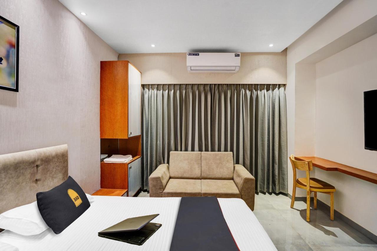 Townhouse Oak Hotel Vaibhav Surat Exterior photo