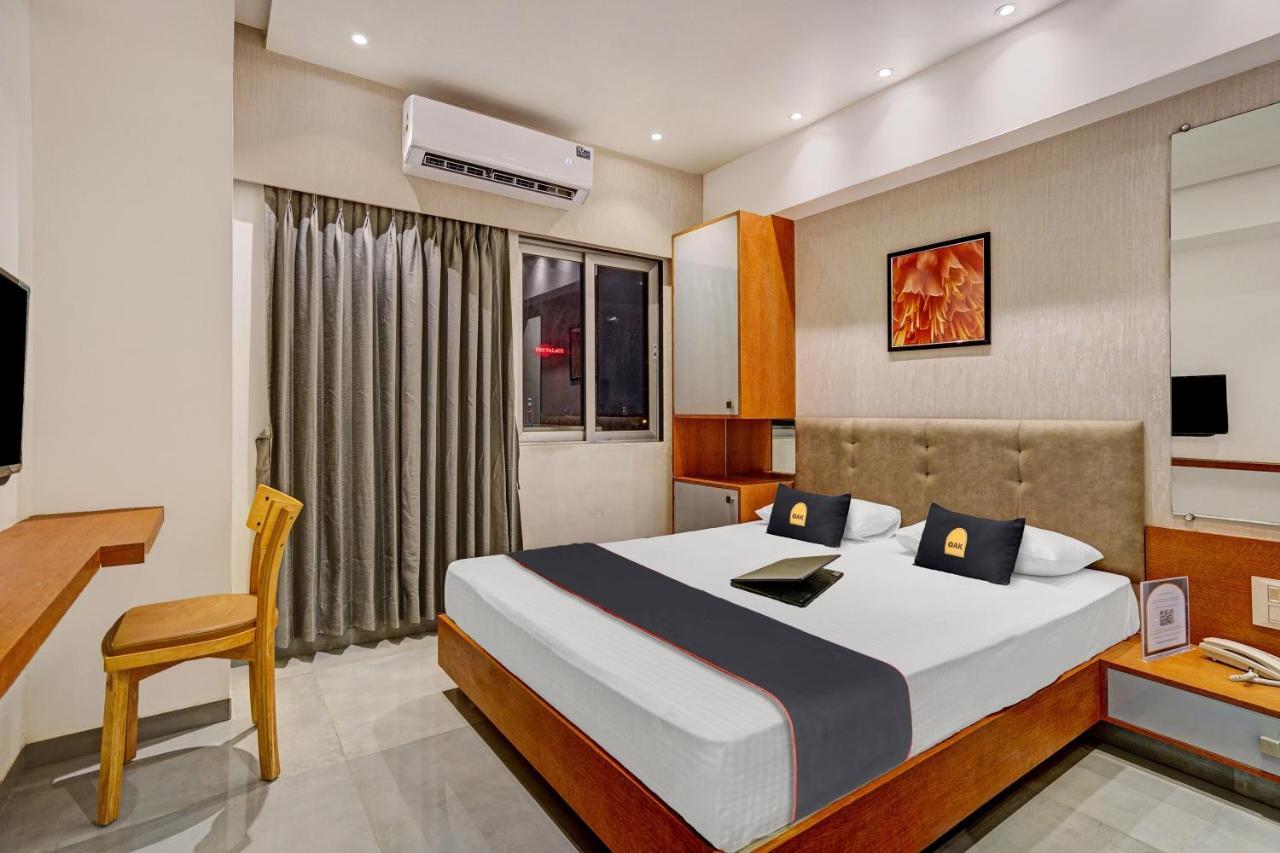 Townhouse Oak Hotel Vaibhav Surat Exterior photo