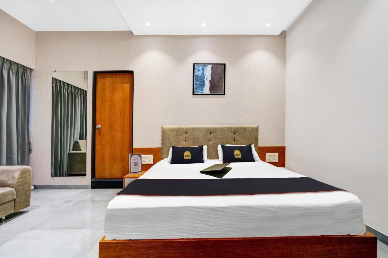 Townhouse Oak Hotel Vaibhav Surat Exterior photo