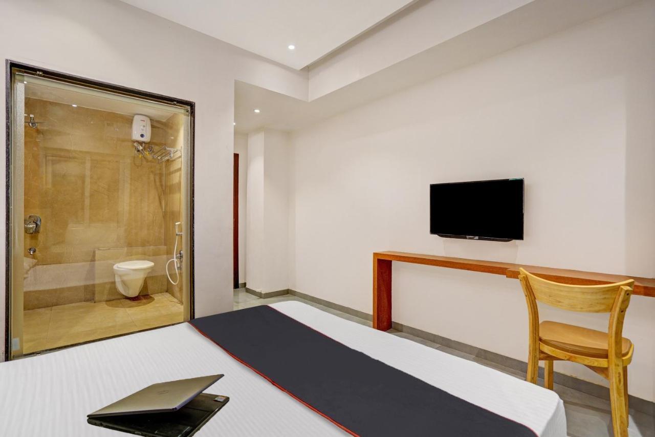 Townhouse Oak Hotel Vaibhav Surat Exterior photo
