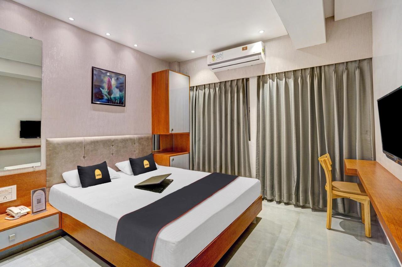 Townhouse Oak Hotel Vaibhav Surat Exterior photo