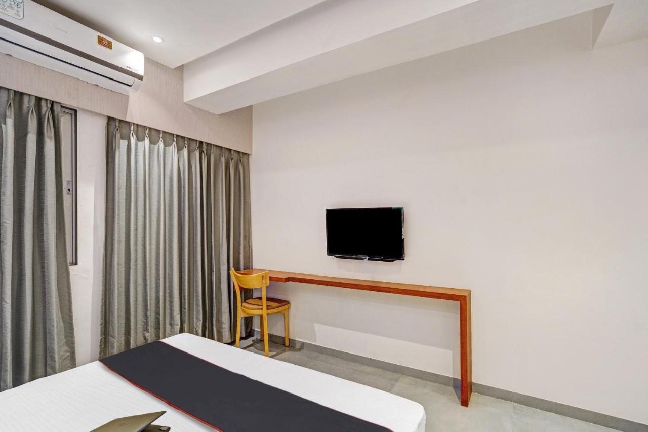 Townhouse Oak Hotel Vaibhav Surat Exterior photo
