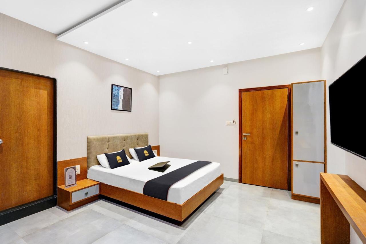 Townhouse Oak Hotel Vaibhav Surat Exterior photo