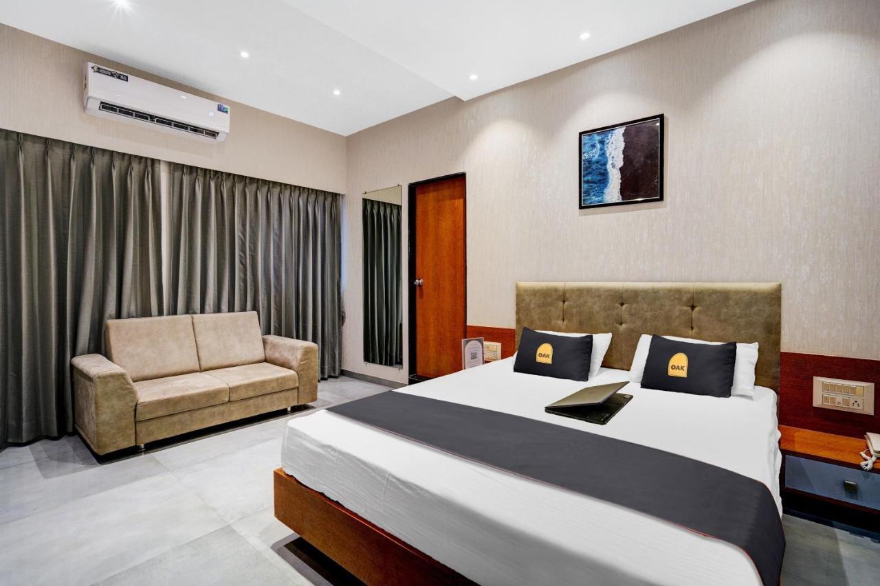 Townhouse Oak Hotel Vaibhav Surat Exterior photo