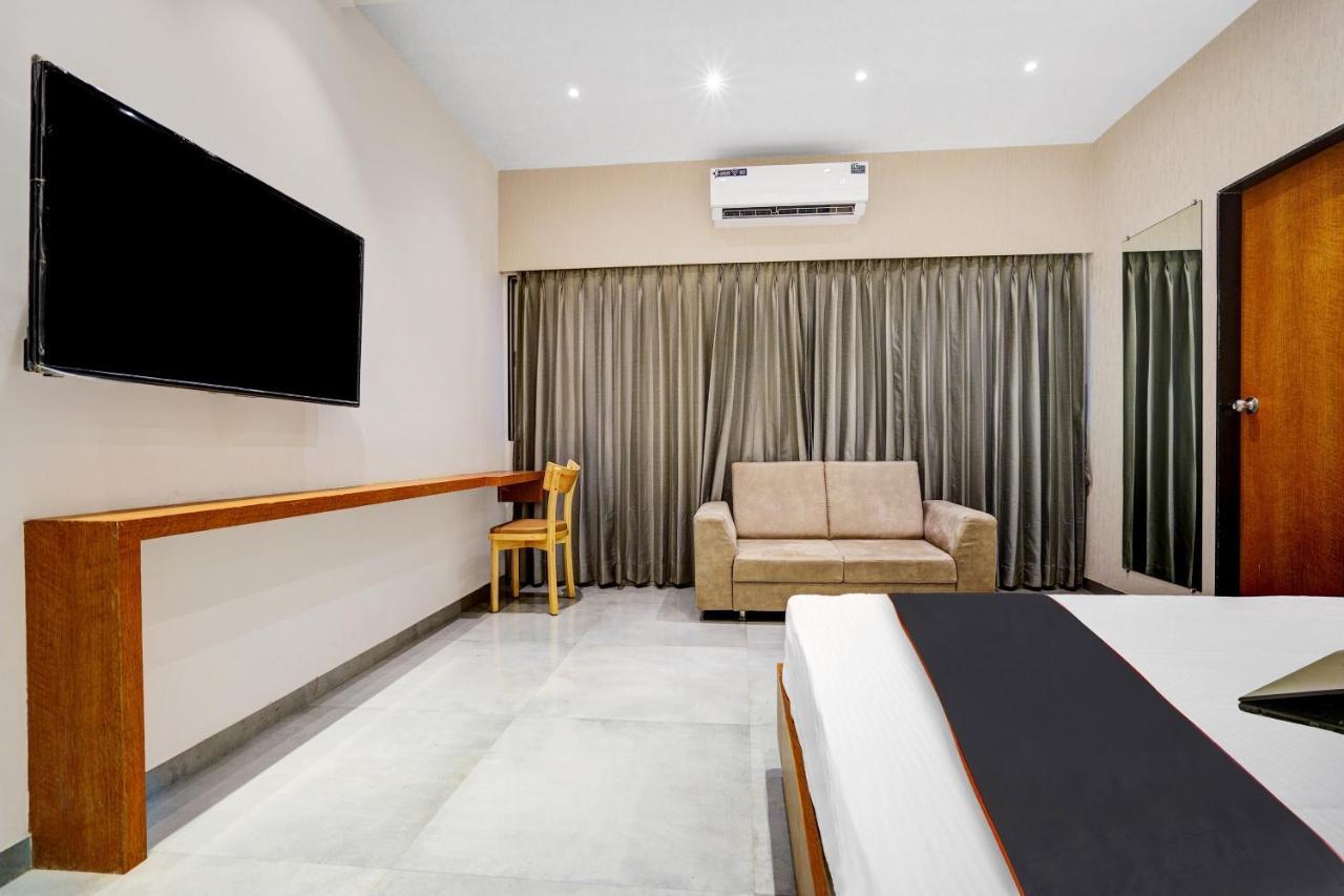 Townhouse Oak Hotel Vaibhav Surat Exterior photo