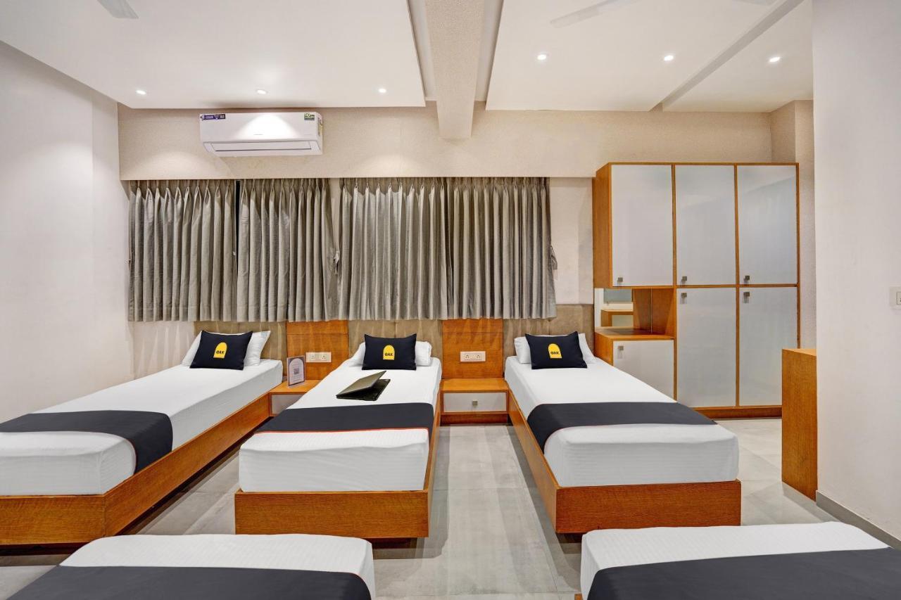 Townhouse Oak Hotel Vaibhav Surat Exterior photo