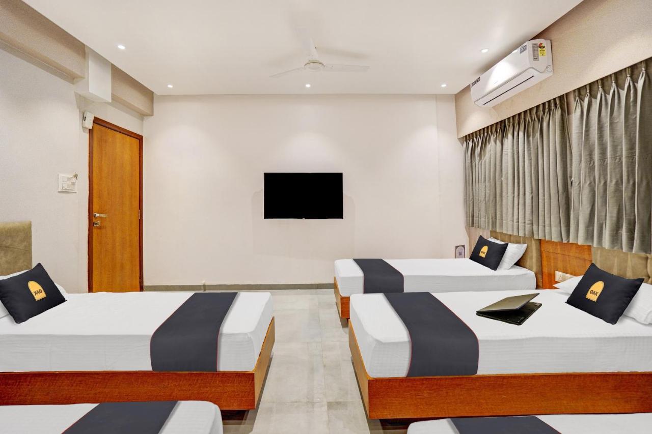 Townhouse Oak Hotel Vaibhav Surat Exterior photo