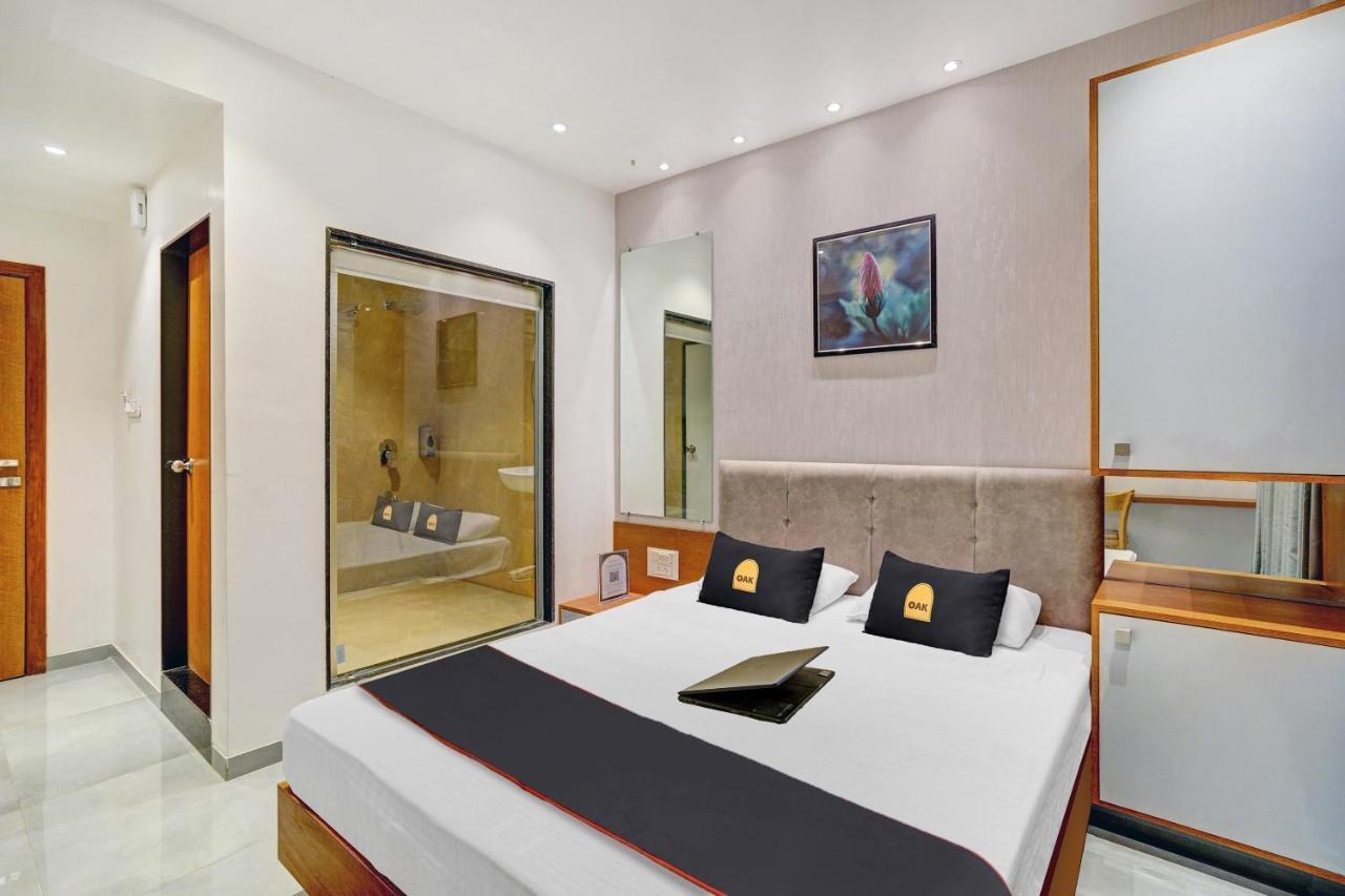 Townhouse Oak Hotel Vaibhav Surat Exterior photo