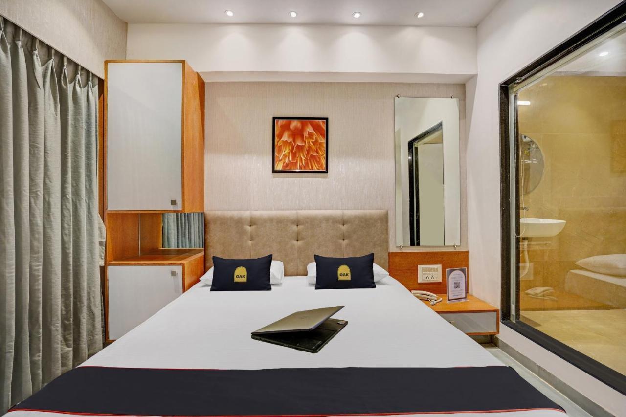 Townhouse Oak Hotel Vaibhav Surat Exterior photo