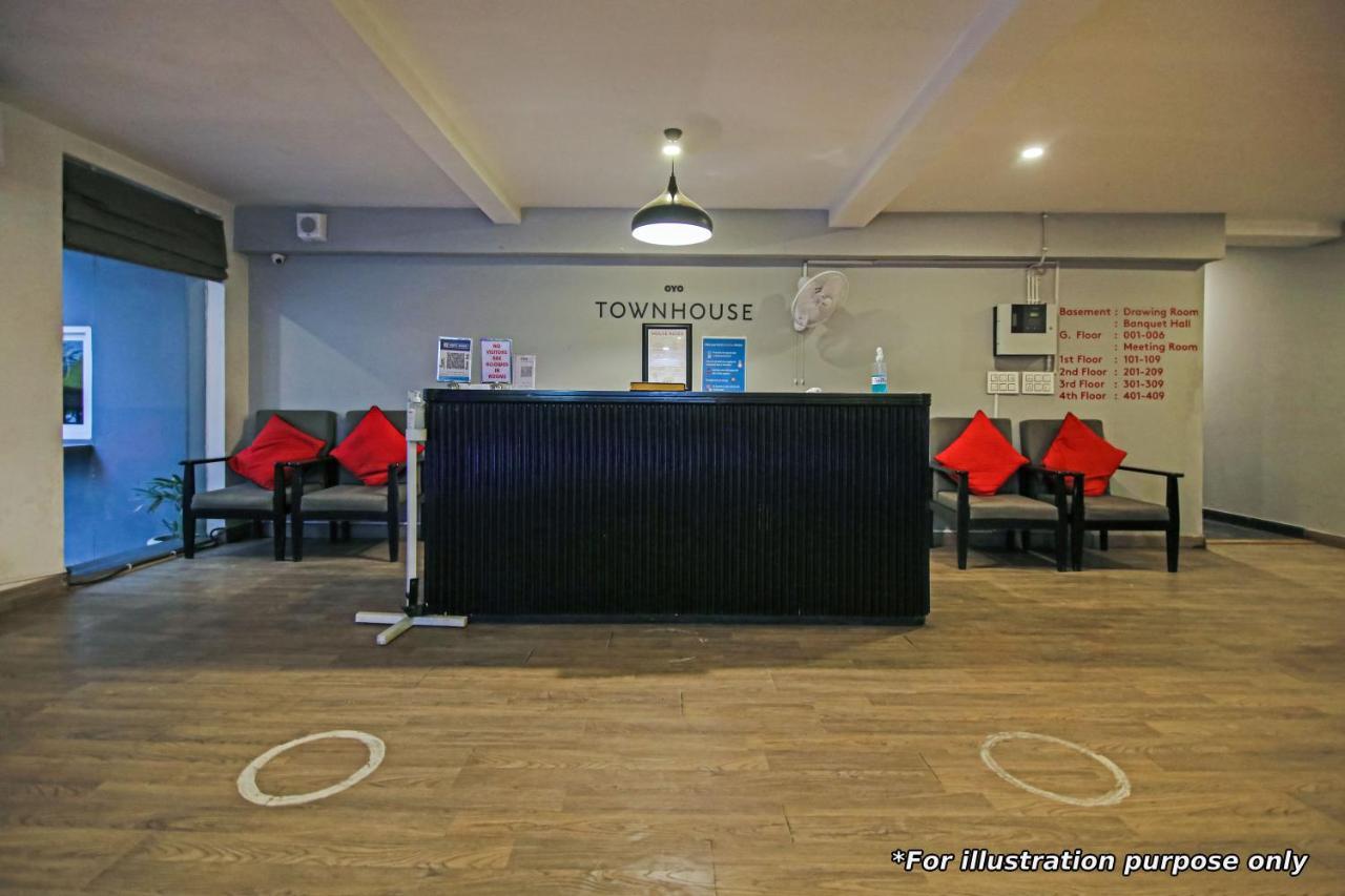 Townhouse Oak Hotel Vaibhav Surat Exterior photo